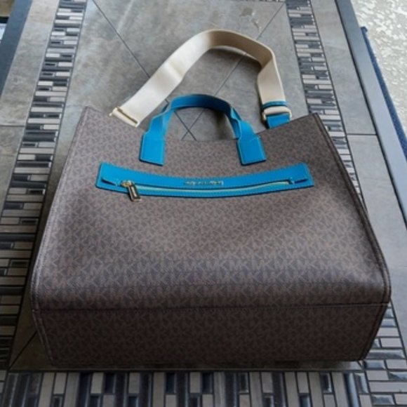 Michael Kors Kenly Large Tote - Picture 2 of 16